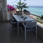 House In Front Of The Sea! דירה