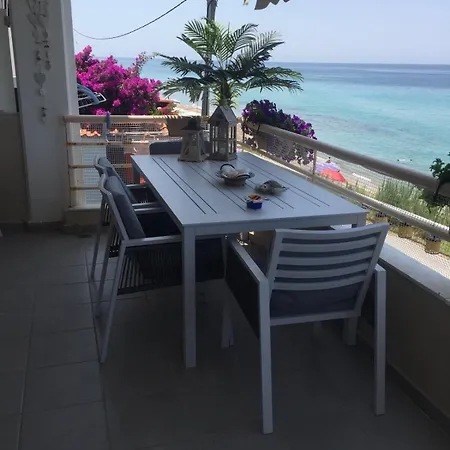 House In Front Of The Sea! Apartment